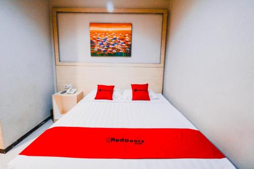 RedDoorz Plus near Sultan Hasanuddin Airport