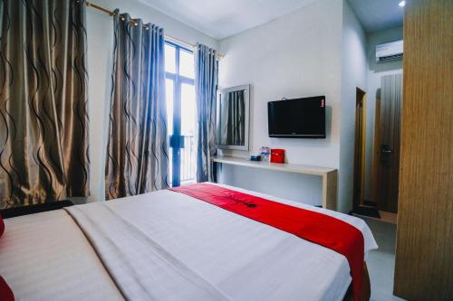 RedDoorz Plus near Sultan Hasanuddin Airport