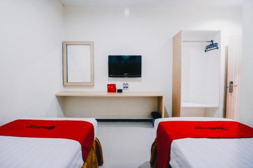 RedDoorz Plus near Sultan Hasanuddin Airport