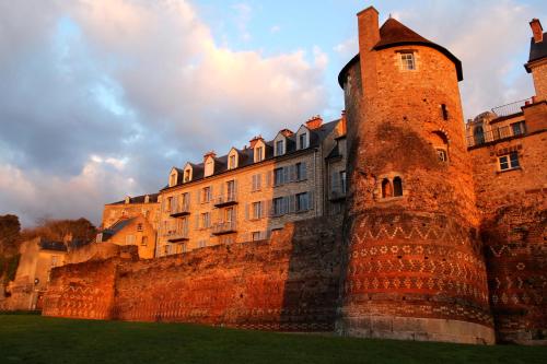 Logis LouisBlanc, Muraille Romaine, lit Queen-Size, Centre Ville