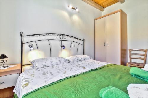  LANA house with apartment in Petrovija