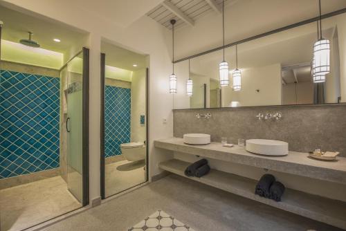 Classic Room (Land or Street Side) image 6