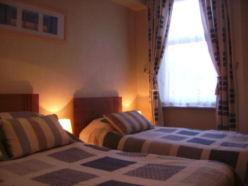 Twin Room image 4