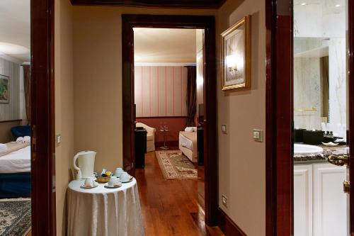 Two Connecting Double Rooms image 6