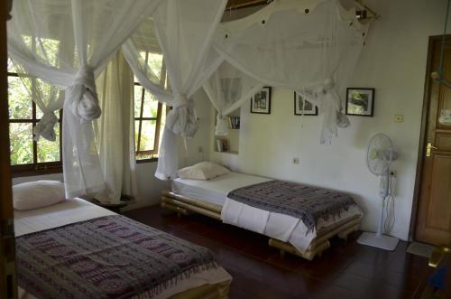 2 twin beds
