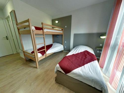 1 double bed, 1 twin bed