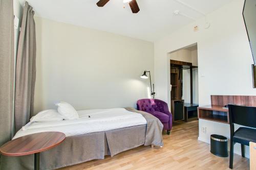 1 queen bed, 1 twin bed