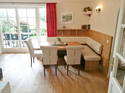 Two-Bedroom Apartment with Lake View - Wolfgangsee 4