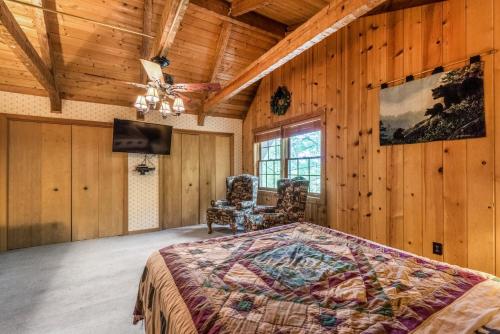 Authentic log home with hot tub, fireplace, fire pit and billiards ! detail