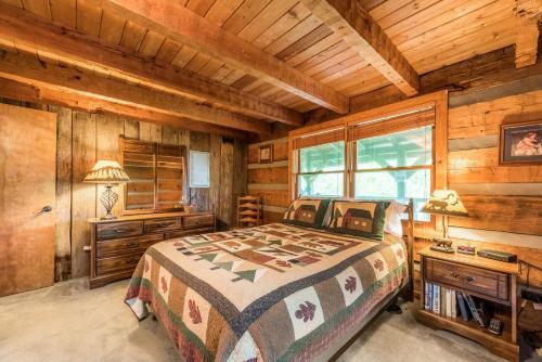Authentic log home with hot tub, fireplace, fire pit and billiards ! detail