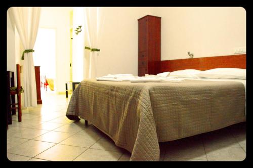 1 queen bed, 3 twin beds