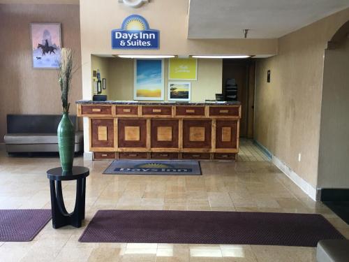 Days Inn & Suites by Wyndham Red Rock-Gallup