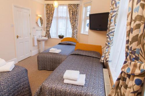 Gatwick Turret Guest House - image 3