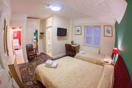 Gatwick Turret Guest House - image 4