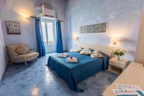 Double Room with Sea View image 5