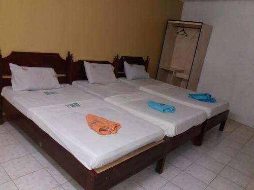 1 double bed, 1 twin bed