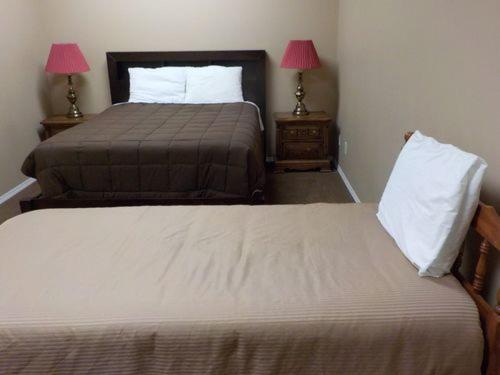 1 double bed, 1 twin bed