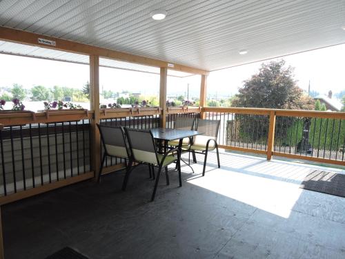 ระเบียง/ชานเรือน, Almo Court Motel in เครนบรูก (BC)