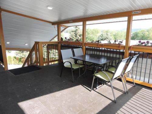 ระเบียง/ชานเรือน, Almo Court Motel in เครนบรูก (BC)