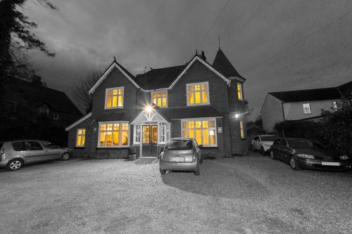 Gatwick Turret Guest House - main image