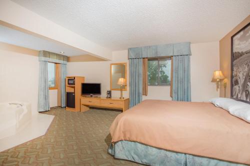 Deluxe King Suite - Non-Smoking
