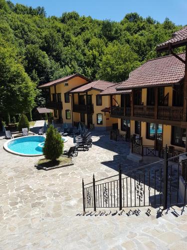 Iekārtas, Galaxy Hotel in Chiflik