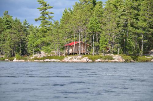 Fly-in Sinclair Lake Cabin