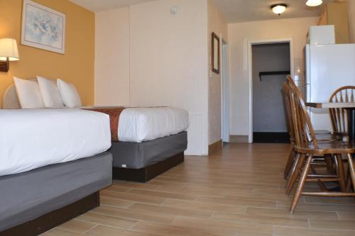 Blue Water Motel - image 2