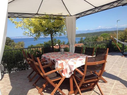  Apartment Njivice 5295a in Njivice
