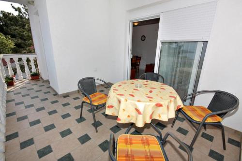  Apartment Njivice 5295a in Njivice