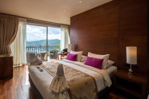 1 king bed, 1 twin bed