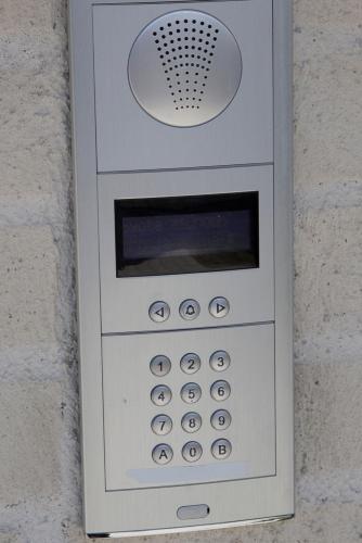 출입구, MR Apartments in 바사 시티 센터