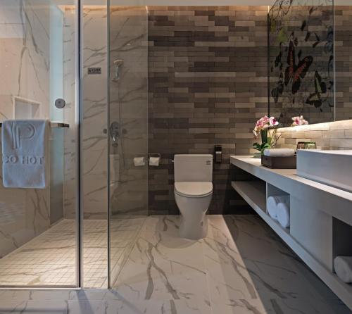 Paco Hotel Guangzhou Chebeinan Metro Branch Located in Tianhe District, Paco Hotel Guangzhou Chebeinan Metro Branch is a perfect starting point from which to explore Guangzhou. The property offers a high standard of service and amenities to sui