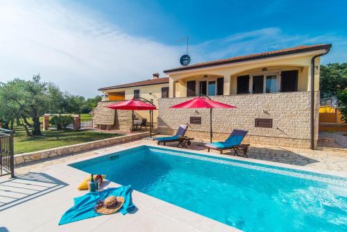  Apartment Nono with pool, Pension in Kaštelir