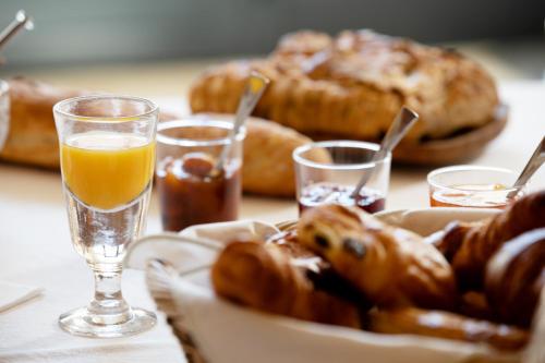 L'Hote Antique - MAISON D'HOTE- 4 Suites avec cuisine - 식음료(F&B)