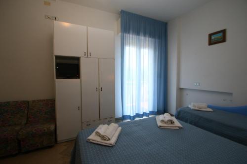 Triple Room with Balcony image 2