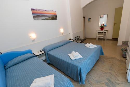 Triple Room with Balcony image 3