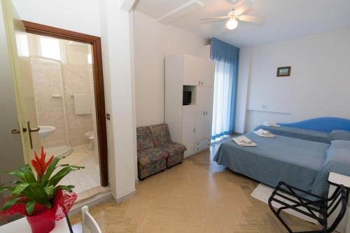 Triple Room with Balcony image 4