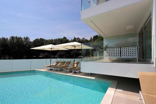 New apartment with swimming pool near the beach