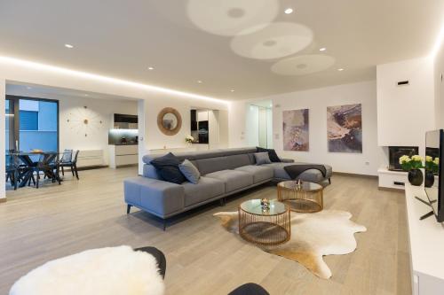 Shell Luxury Residences with Pool and Whirlpool - image 3