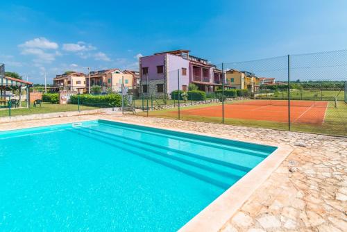 Apartment with Pool View