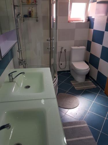 Four-Bedroom Holiday Home image 10