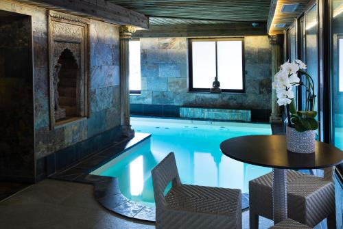 Басейн, Hotel et Spa Le Lion d'Or in Pont-l'Eveque