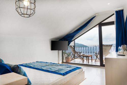 Double Room with Balcony and Sea View