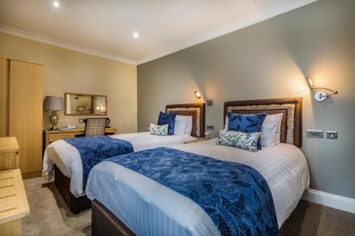 2 twin beds