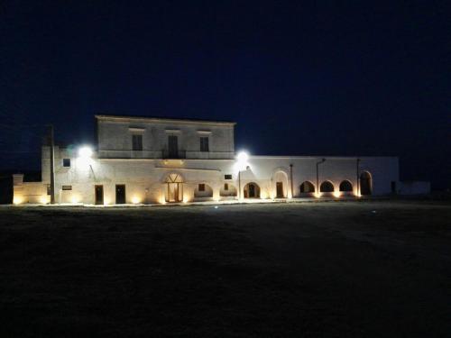 Bejárat, Donna Teresa in Mottola