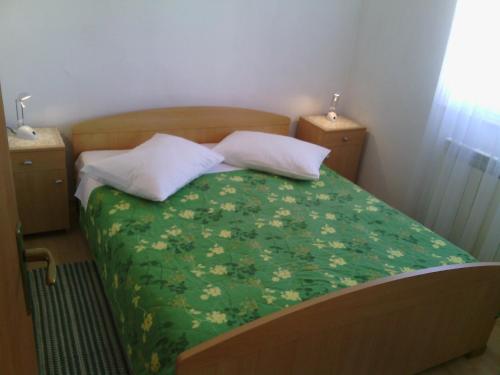 1 queen bed, 2 sofa beds