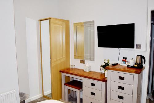 Small Double Room image 6