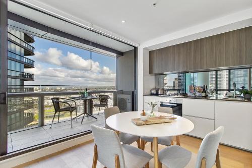 . Stylish Waterfront Apartment With Docklands Views