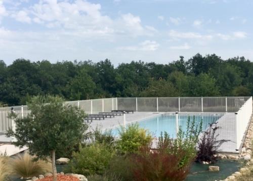 Swimming pool, Gites Dans une Maison d'hotes "Lieu Dit Cruzel" in Moissac